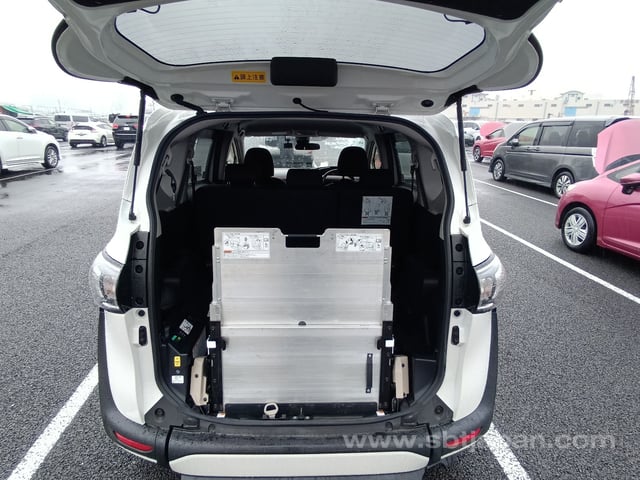 Toyota Sienta with rear wheelchair ramp